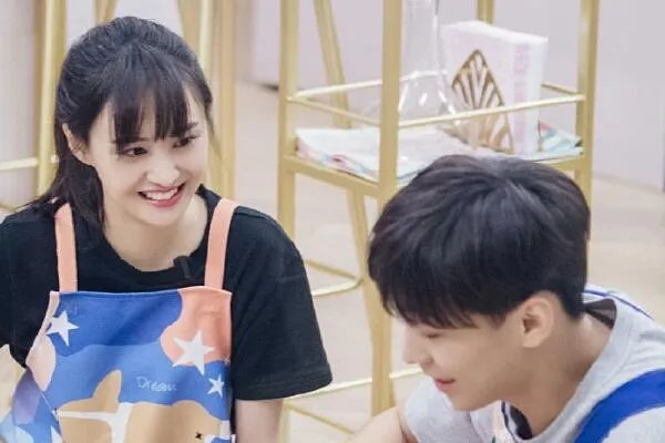 剧组工作人员爆郑爽压榨预算，4800万合同怎么变上亿的？是否合法？