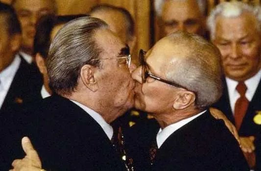 勃列日涅夫之吻是怎么回事？他吻过铁娘子吗