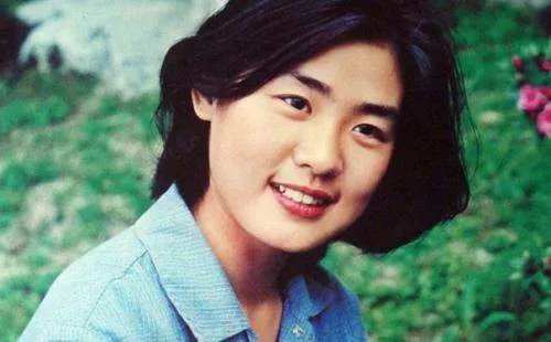 丛珊出演《牧马人》走红，当时大红大紫的她为何选择出国？