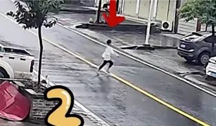 7岁男孩1分钟3次横穿马路被撞，网友：家长应负全责！你也如此认为吗？