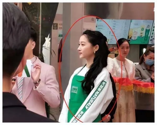 关晓彤奶茶店出事，工作室回应惹众怒，网友评论直接打脸，发生了什么？