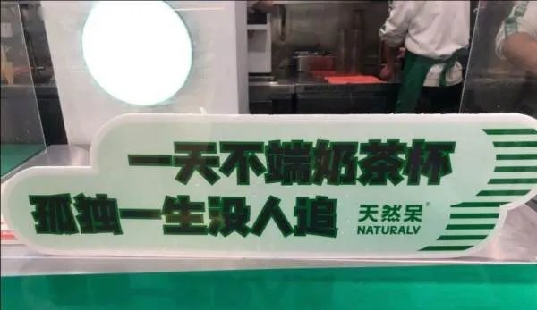 关晓彤奶茶店出事，工作室回应惹众怒，网友评论直接打脸，发生了什么？