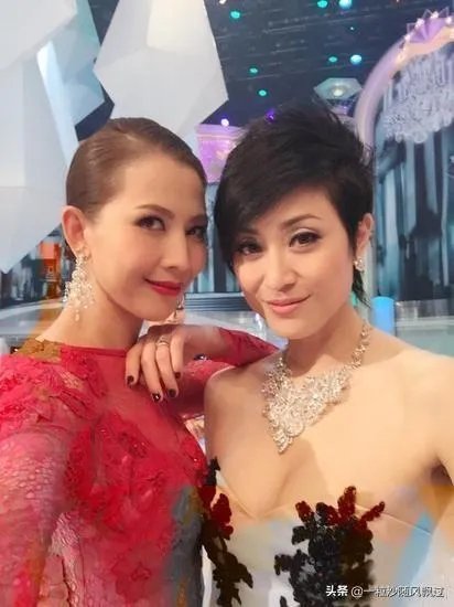 蔡少芬挺孕肚跟张晋回老家，为何46岁高龄拼生三胎？