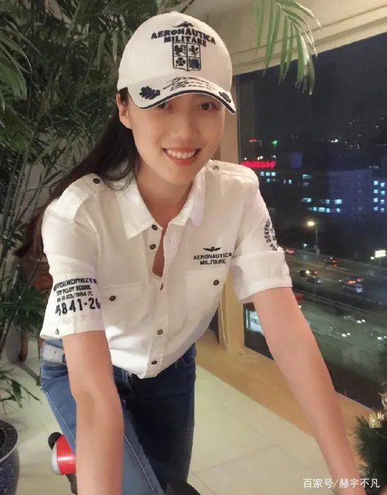 吴若甫老婆年轻貌美，穿白衬衫气质清纯，比老公小20岁是不是也很配？