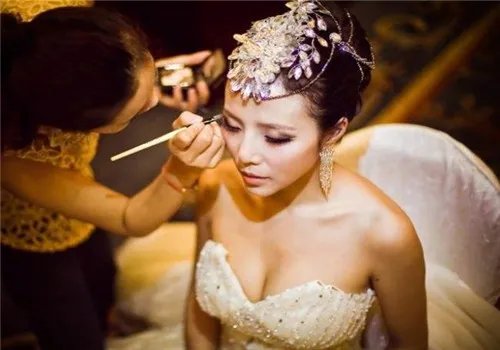 新娘化妆盘头多少钱一次 2017新娘妆面造型价目表