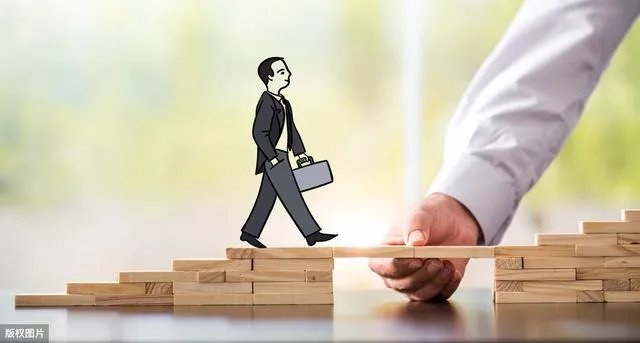 微信请假领导没回，女子旅游5天后归来被开除，你觉得谁对谁错？