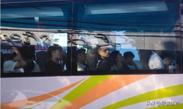 与菲律宾0:0后,国足今日启程回国,球员们脸上写满了失落,全队兴致不高,你怎么看?
