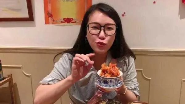 李子柒VS浪胃仙解约，为何网民评价完全相反？