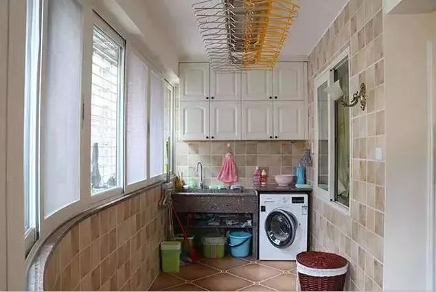 原来阳台要这样装,一下解决两个问题,洗衣、收纳两全其美!