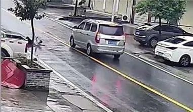 7岁男孩1分钟3次横穿马路被撞,网友:家长应负全责!你也如此认为吗?