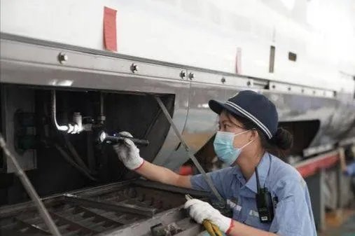 广西女生在动车上维护修理，她的主要工作是什么？
