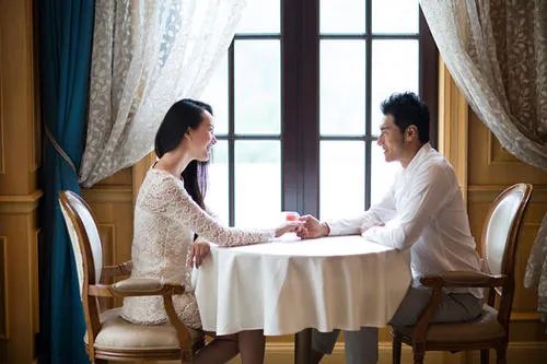 董璇被爆与小鲜肉热恋,女大男小的姐弟恋是不是很普遍?