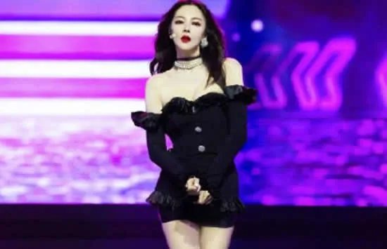 张雨绮光脚跳屋顶着火 网友：这哪是屋顶着火分明就是人间仙火啊！