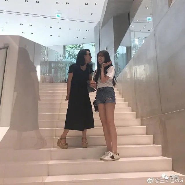 王中磊闺女晒长腿照，娱乐圈大佬们的千金都长什么样？