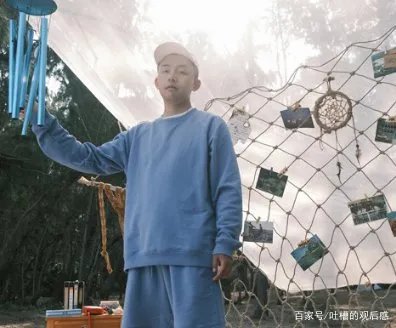 周迅和绯闻男友聚餐被拍，素颜出镜穿着随意，她的状态如何？