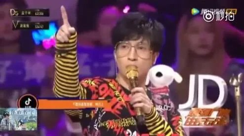 薛之谦是如何谈论摔话筒事件的？