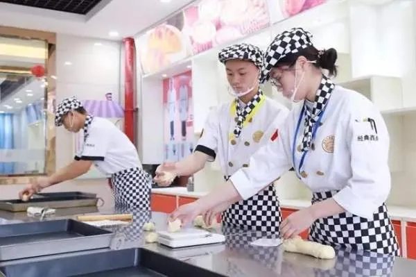 烘焙学校学费一般是多少？