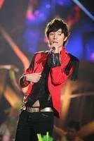 爱情公寓2里面片头曲有一个帅哥的是哪一集？