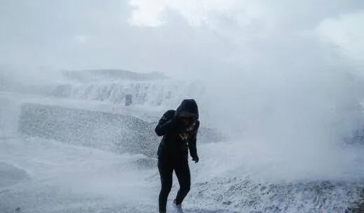 风暴埃莉诺袭欧洲 荷兰10年来首度关闭防洪大坝