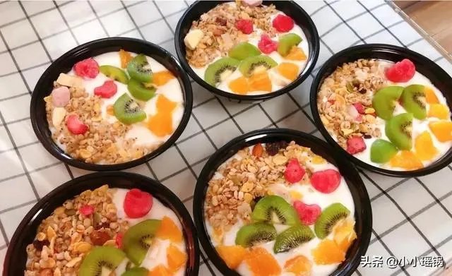 最近很烦恼，开了一家水果捞的饮品店，生意不怎么样一天就四五单。吃饭钱都不够，各位网友有什么好办法吗？