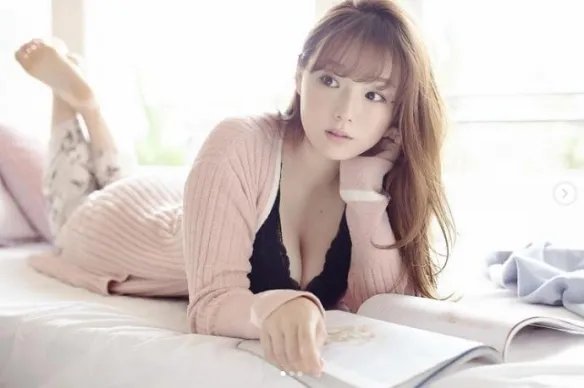 性感倍增！日本头灯女星篠崎爱重返美图：体香四溢！