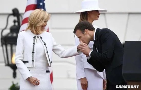 法国总统马克龙回应为何与老师结婚 与大24岁妻子秀恩爱