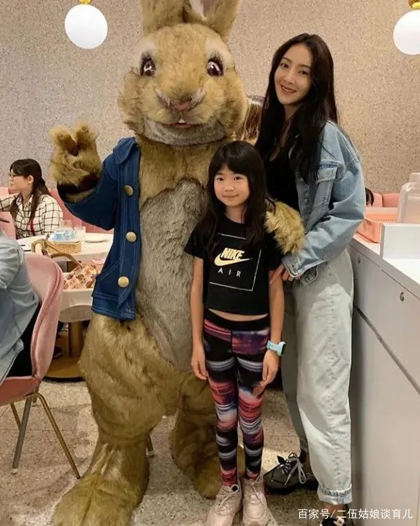 曹格夫妇为女儿庆生，10岁Grace颜值开挂，身材似模特，你怎么看？