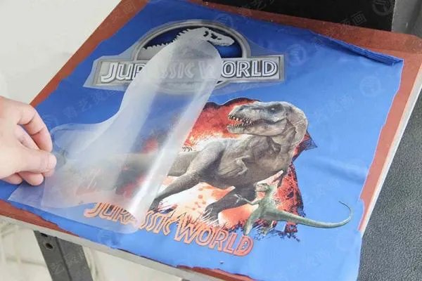 怎样让衣服上的烫画不裂口