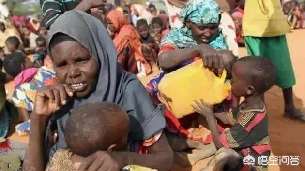 尼日尔一油罐车翻车民众疯狂抢油,突然爆炸58人当场死亡,你怎么看?