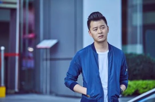 他苦追袁姗姗四年，后与王鸥订婚，还是杨幂同学，他究竟是谁？