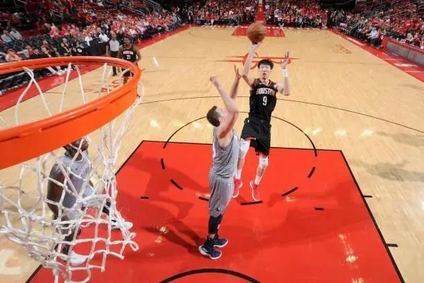 火箭队主场球迷朝着场上大喊:快把球传给周琦,我们要看他投篮,你是如何看待这个问题呢?