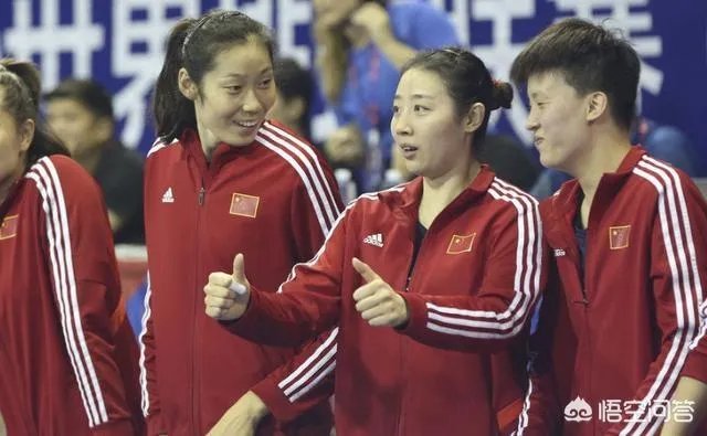 北仑站女排最后一战，大美女姚笛在场下捂嘴偷笑，朱婷还手舞足蹈的发生了什么？