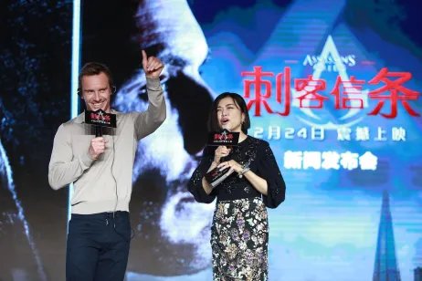 法鲨性感亮相《刺客信条》中国首映式