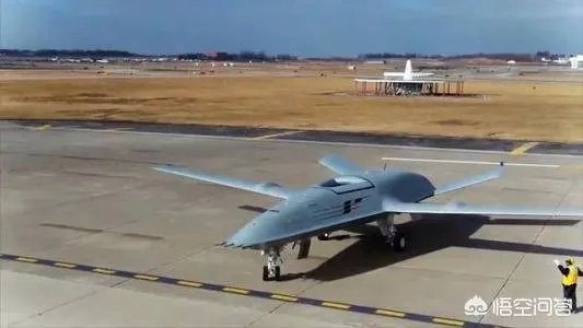 你怎么看歼15伙伴加油机横空出世，让歼-15舰载机飞行航程更远，航母作战力更强？