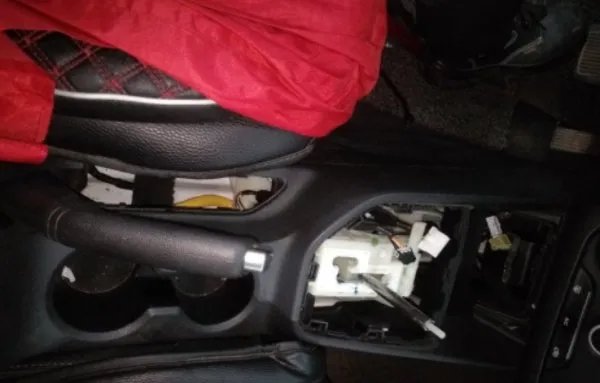 汽车中央扶手卡扣我位置环了怎么修复