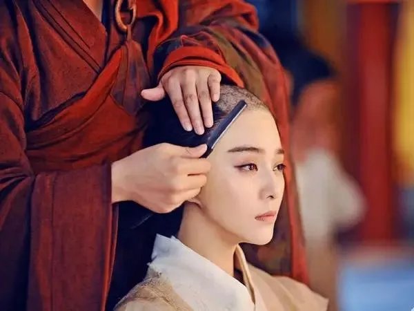 国内外有哪些明星秃头了依然很帅的？