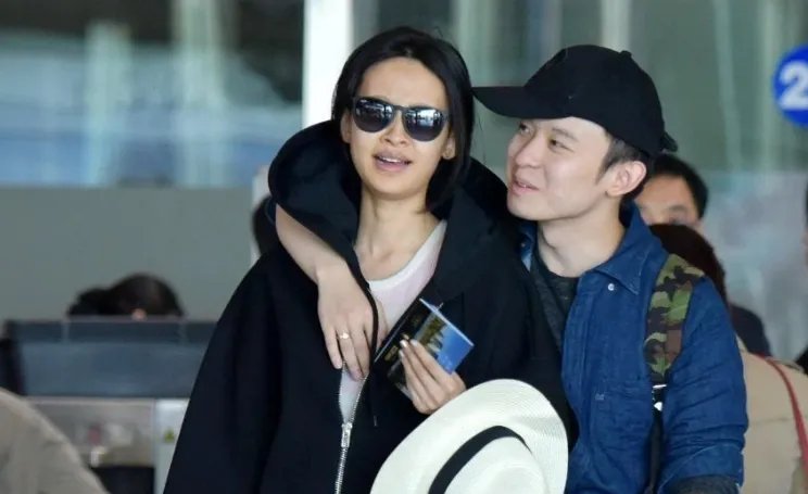 孙怡这波恩爱秀得狠！如何看孙怡穿董子健的西装遛机场？