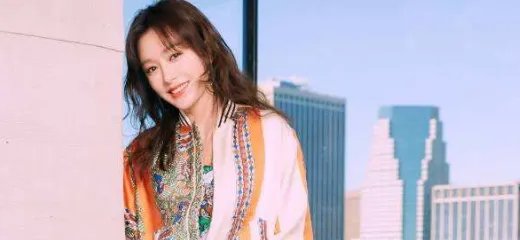 在《跨界喜剧王》中，两位老演员秦岚和韩兆一样出现了袭胸这种不文明的行为？