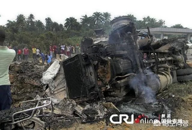 尼日尔一油罐车翻车民众疯狂抢油,突然爆炸58人当场死亡,你怎么看?