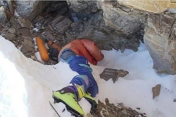 珠穆朗玛峰最著名的一具尸体：为何长达20年无人掩埋？