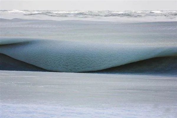 青岛海浪翻涌瞬间被冻住，那里的气温究竟低到了什么地步？