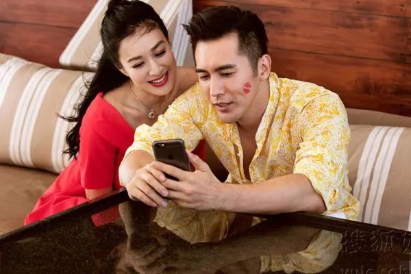 张伦硕为什么跟离过婚而且年龄比自己大的钟丽缇结婚？