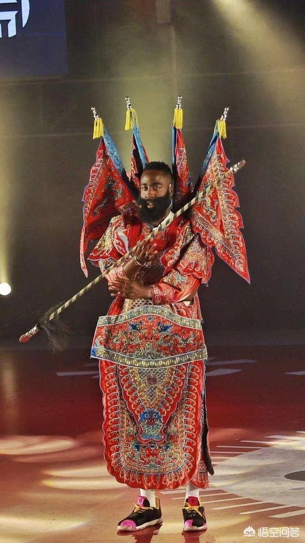 哈登与小朋友比三分惨负。网友盛赞哈登人品好,主动让球,还给小朋友送鞋。如何评价?