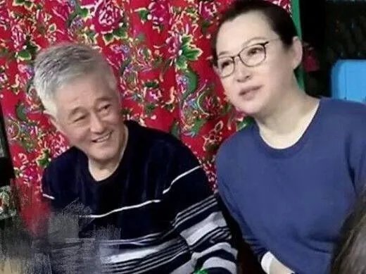 赵本山一家坐炕头直播吃饭,赵本山那么有钱,为何伙食有点差?