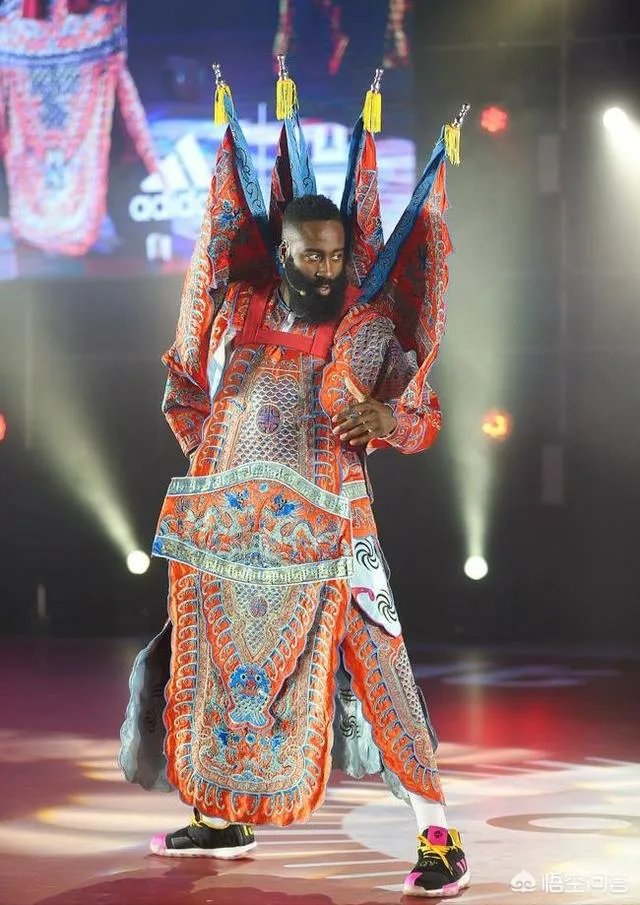 哈登与小朋友比三分惨负。网友盛赞哈登人品好,主动让球,还给小朋友送鞋。如何评价?