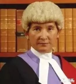 梁洛施前夫壕掷一亿为小26岁新欢买房，她是谁？