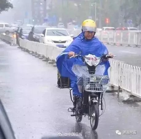 “外卖小哥被差评大哭”视频实为快手拍客团队假扮操作,那么拍摄团队应承担责任吗?