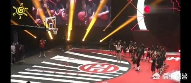 哈登与小朋友比三分惨负。网友盛赞哈登人品好,主动让球,还给小朋友送鞋。如何评价?