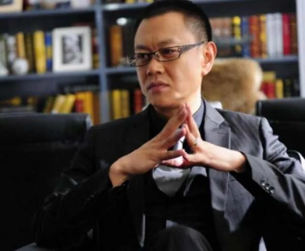 他演戏时一直不火，无奈跑去做生意，如今王思聪都高看他一眼，他是谁？