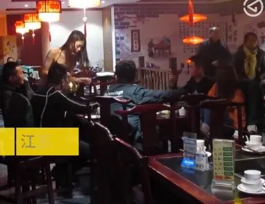 江苏一饭馆女店员寒冬穿比基尼上菜是为了博眼球吗？